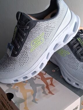 NEW Skechers Sneakers Women's Size 8 Glide Step